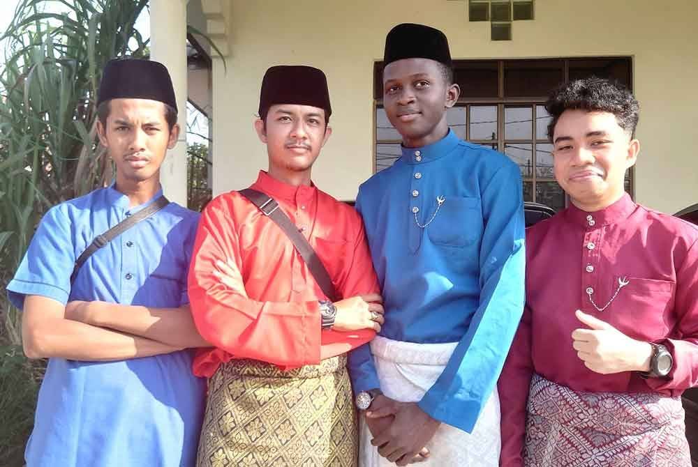 Mubarak (dua dari kanan) bersama rakannya, Mohammad Al Amin Othman (kiri), Luqman Al Hakim Othman (dua dari kiri) dan Azim Hafizie Azmi.