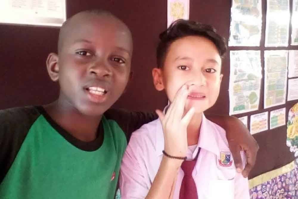 Gambar kenangan Mubarak (kiri) bersama rakannya, Allahyarham Mohd Kasyaf yang meninggal dunia akibat nahas jalan raya.