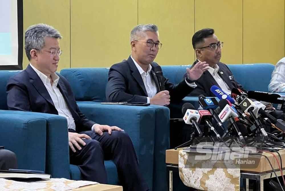 Tengku Zafrul (tengah) ketika sidang media di Menara MITI pada Isnin.