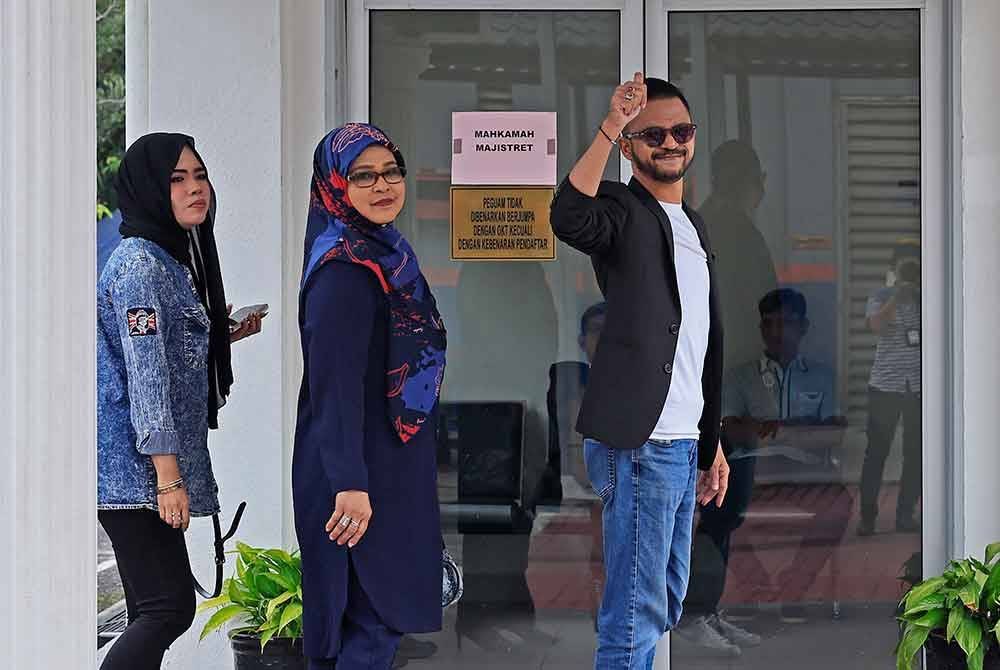 Pelakon dan pelawak Muhammad Nizamuddin Ahmad atau lebih dikenali sebagai Along Cham yang menghadapi tiga pertuduhan berkaitan dadah pada Disember lepas, hadir bagi sebutan kesnya di Mahkamah Majistret Sepang pada Isnin. Foto Bernama