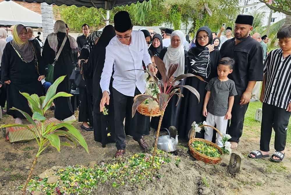 Dj Dave menghadiri pengebumian Noor Azizah di Tanah Perkuburan Islam Masjid Paloh, Ipoh pada Isnin.