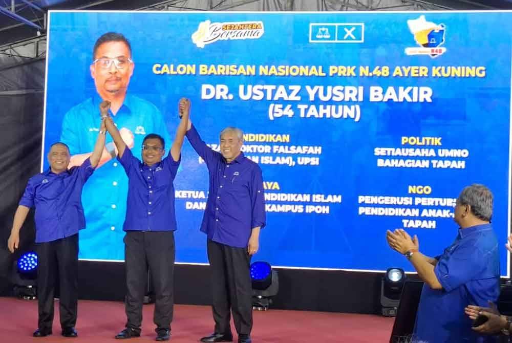 Setiausaha UMNO Bahagian Tapah, Dr Mohamad Yusri Bakir (tengah) dipilih sebagai calon Barisan Nasional (BN) bagi Pilihan Raya Kecil (PRK) Dewan Undangan Negeri (DUN) Ayer Kuning, 26 April ini.