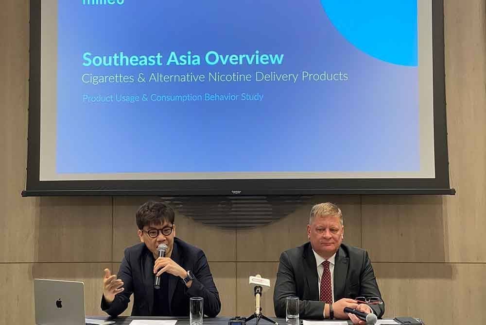 Gerald Ang (kiri) dan Chris Humphrey ketika Taklimat Media berkenaan Kajian Penggunaan, Tingkah Laku & Sikap terhadap Rokok dan Produk Nikotin Alternatif Asia Tenggara di ibu negara pada Isnin.