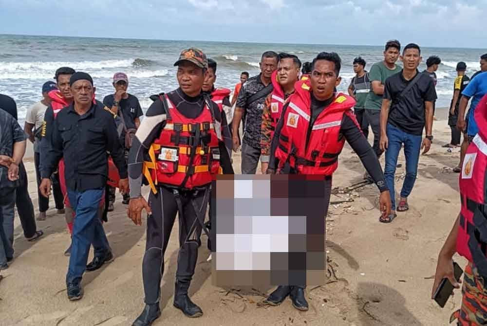 Pasukan bomba mengangkat mayat mangsa lemas di Pantai Tanjung Selangor, Peramu, pada Isnin. Foto Bomba Pahang