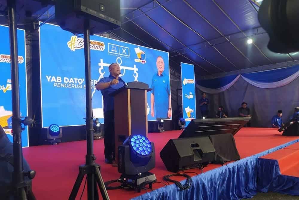 Saarani ketika menyampaikan ucapan sempena Pelancaran Jentera dan Pengumuman Calon BN N.28 Ayer Kuning di Pusat Arahan BN, Kampung Tersusun Haji Tahir, Temoh pada Isnin.