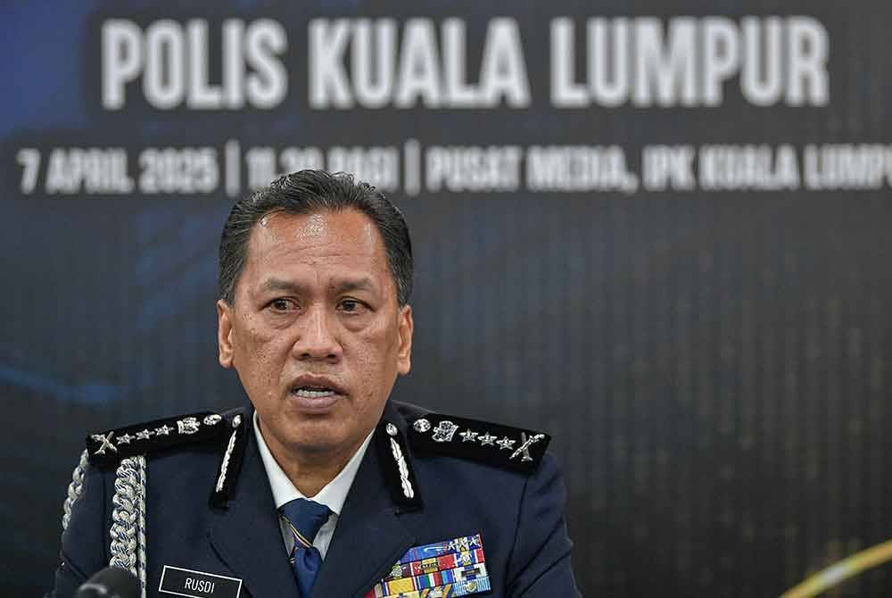 Rusdi ketika sidang media selepas Majlis Serah Terima Tugas Ketua Jabatan Siasatan Jenayah Narkotik Polis Kuala Lumpur di Ibu Pejabat Polis Kontinjen (IPK) Kuala Lumpur, pada Isnin. Foto Bernama