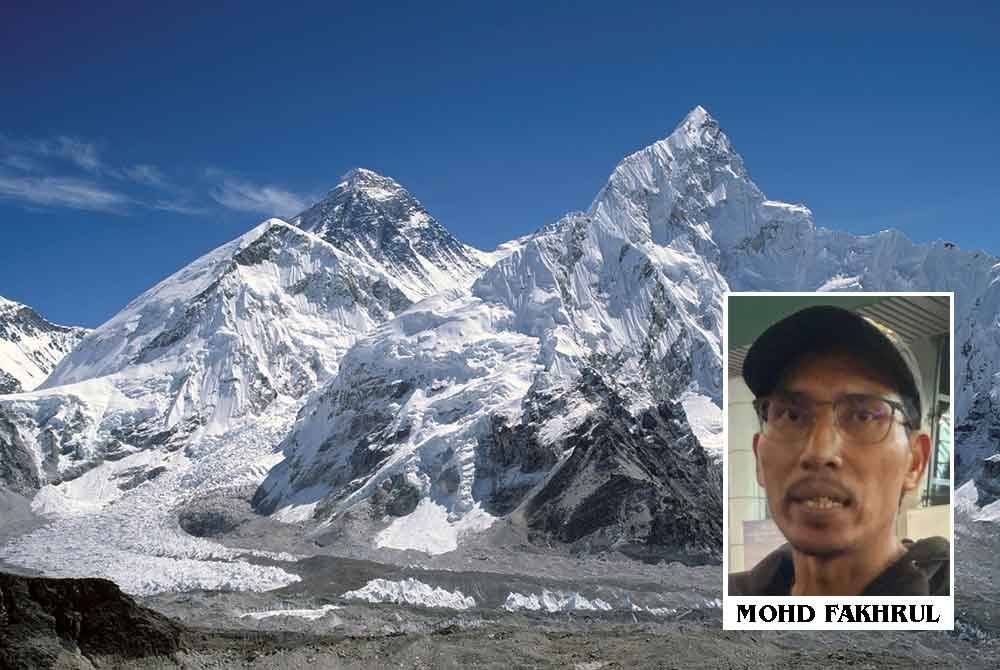 Gunung Everest yang mempunyai ketinggian 8,849 meter terletak di antara Nepal dan Tibet.