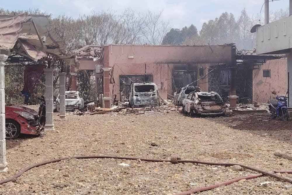 Kediaman Muhammad Amirul di Kampung Kuala Sungai Baru yang musnah dalam insiden kebakaran saluran paip gas di Putra Heights, Subang Jaya, 1 April lalu.