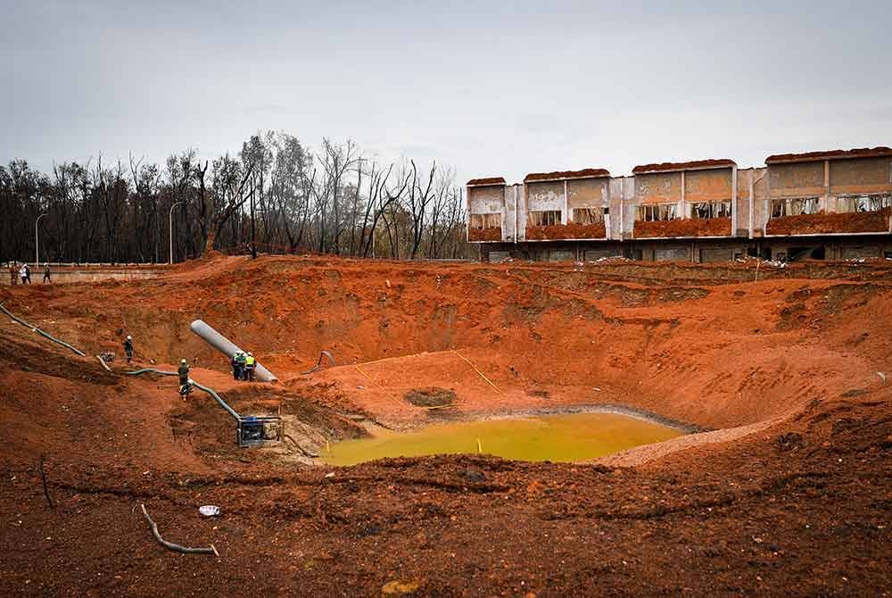 Suasana di sekitar lokasi kejadian letupan dan kebakaran saluran gas di Putra Heights ketika kerja-kerja menyedut keluar air menggunakan pam dari kawah di 'ground zero' masih dilakukan susulan cuaca hujan sejak beberapa hari ini. Foto Bernama
