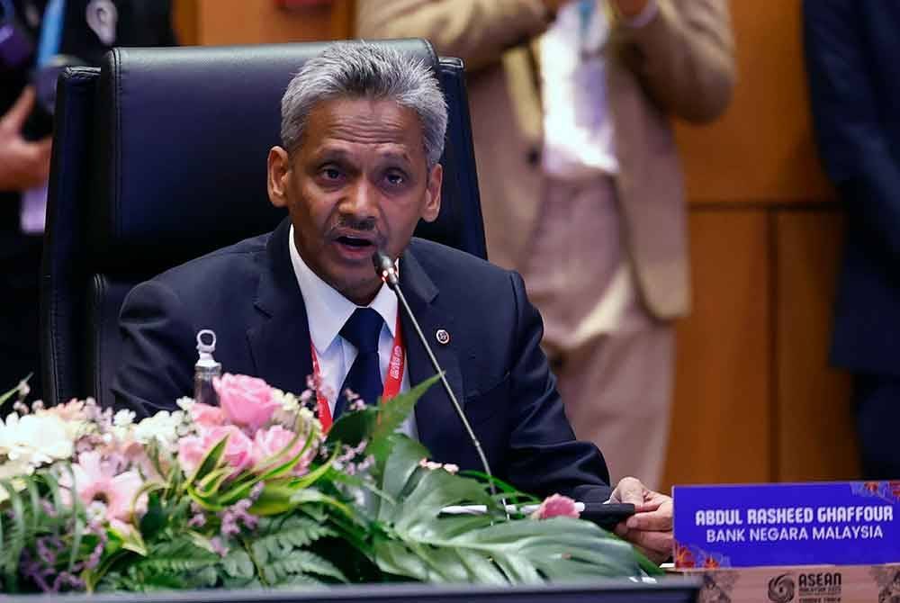 Abdul Rashid berucap pada ASEAN Investors Roundtable: Unlocking Opportunities to Advance ASEAN Climate Initiatives sempena Mesyuarat Menteri - Menteri Kewangan dan Gabenor Bank Pusat ASEAN (AFMGM) Ke-12 di Pusat Konvensyen Kuala Lumpur (KLCC), pada Isnin. Foto Bernama