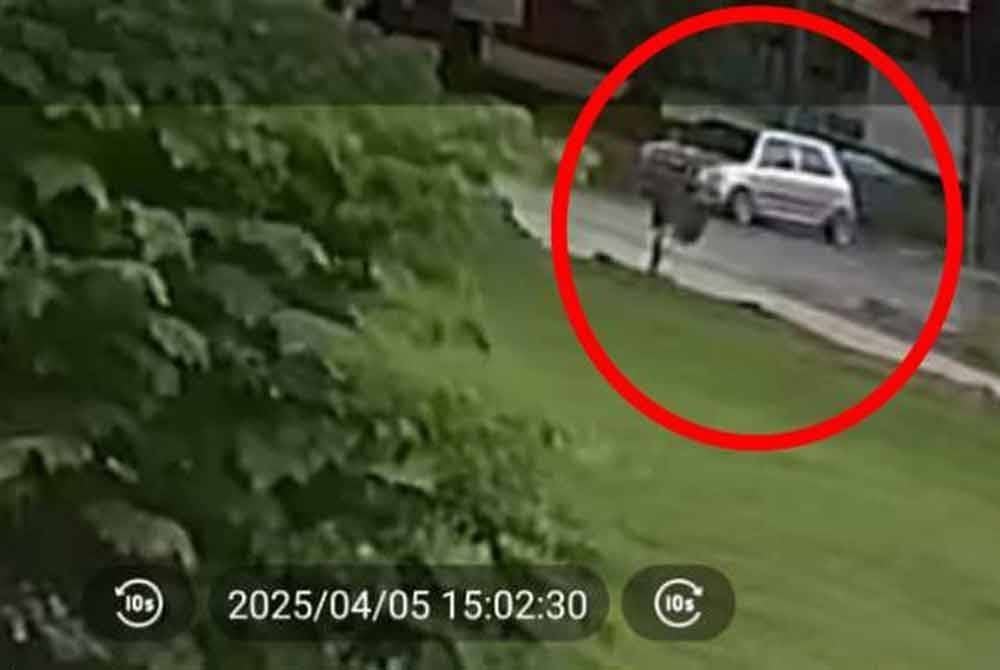 Tangkap layar kamera litar tertutup (CCTV) menunjukkan sebuah Perodua Kelisa berwarna perak yang terlibat dalam kes kehilangan seorang gadis OKU dari taman permainan di rumahnya di Taman Rambai Idaman, Bukit Rambai, Melaka pada Sabtu.