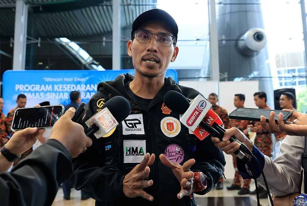 Pegawai Bomba Kanan (PKB) I, Mohd Fakhrul Munir Mohd Isa bercakap kepada pemberita mengenai Projek Pendakian Amal Bomba de Everest 