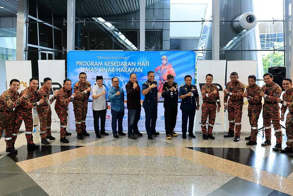 Ketua Pengarah Jabatan Bomba dan Penyelamat Datuk Ts. Nor Hisham Mohammad (lapan dari kanan) bergambar bersama Pegawai Bomba Kanan (PKB) I, Mohd Fakhrul Munir Mohd Isa (tujuh dari kanan) pada Majlis Pelepasan Projek Pendakian Amal Bomba de Everest "Mencari Hati Emas" 2025 di Lapangan Terbang Antarabangsa Kuala Lumpur (KLIA) Terminal 1, pada Isnin. Foto Bernama