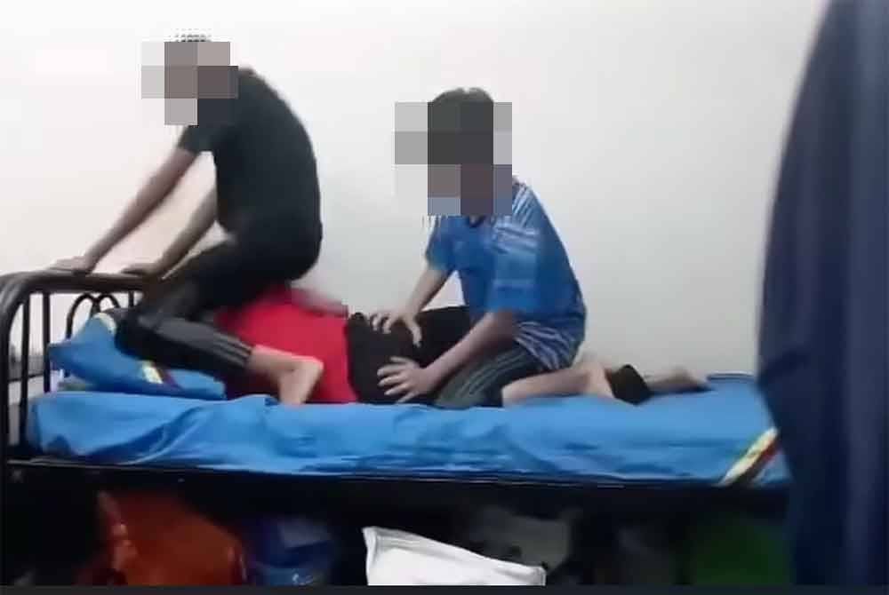 Tangkap layar daripada rakaman video yang tular memaparkan kejadian buli di sebuah MRSM di Pulau Pinang.