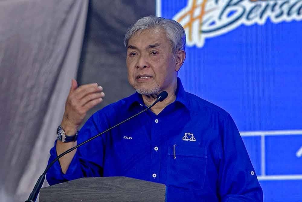Ahmad Zahid berucap pada Majlis Pelancaran Jentera dan Pengumuman Calon BN Pilihan Raya Kecil N48 DUN Ayer Kuning di Command Center BN Perak pada Isnin. Foto Bernama