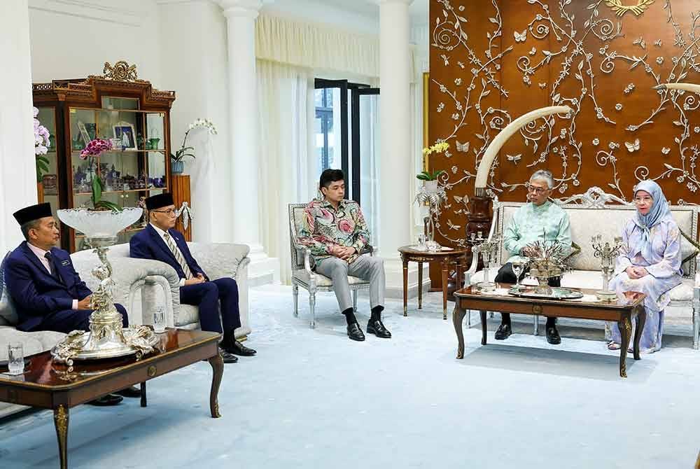 Al-Sultan Abdullah berkenan menerima menghadap Menteri Besar Pahang di Istana Abdulaziz pada Isnin. Foto Bernama
