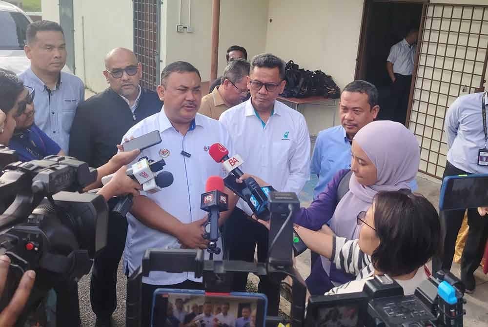 Azman ketika ditemui pemberita di Dewan Serbaguna, Kampung Bukit Lanchung, pada Isnin selepas majlis serah sumbangan kepada penduduk terjejas insiden kebakaran saluran paip gas.