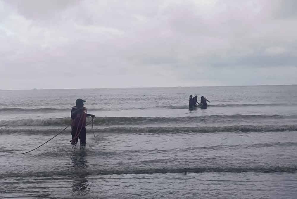 Operasi mencari dan menyelamat mangsa yang dikhuatiri lemas ketika mandi bersama dua lagi rakannya di Pulau Mawar, Mersing pada Isnin. Foto JBPM Johor