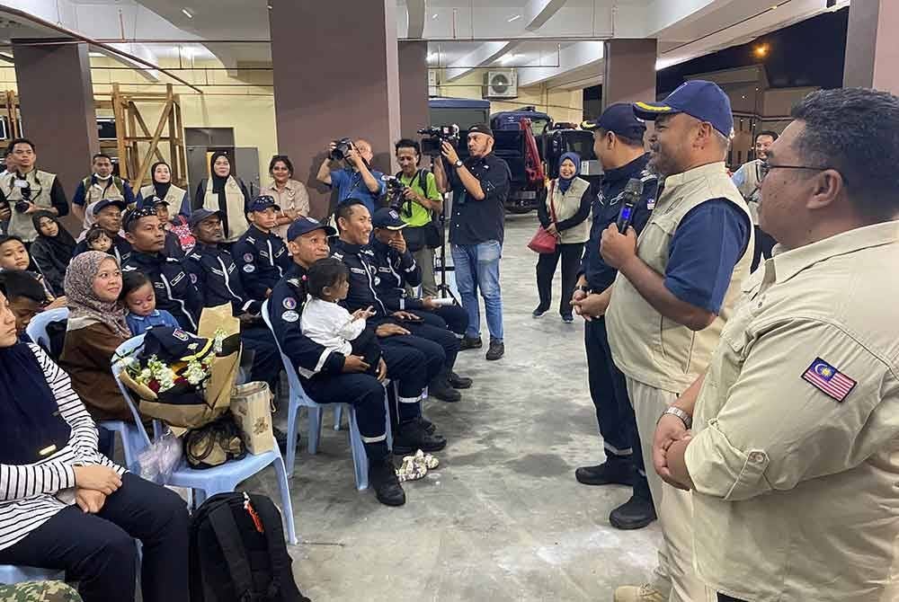 Abdul Gapar (dua dari kanan) memberi ucapan penghargaan kepada pasukan SMART yang menyertai misi di Myanmar