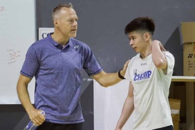 Jonassen (kiri) mahu Jun Hao memberi fokus penuh dalam saingan BAC di China bermula esok.