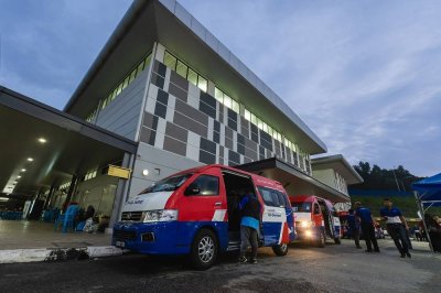 Perkhidmatan pengangkutan yang disediakan oleh Rapid KL untuk pelajar ke sekolah di PPS Putra Heights di Masjid Putra Heights hari ini. - Foto: Bernama
Setakat ini, PPS Masjid Putra Heights menempatkan 379 mangsa daripada 97 keluarga susulan insiden itu pada Selasa lepas.
--fotoBERNAMA (2025) HAK CIPTA TERPELIHARA