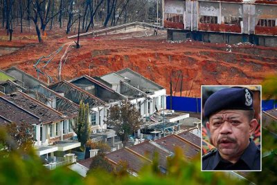 Kerja-kerja mengeluarkan air bertakung di kawasan kawah yang terbentuk di ‘ground zero’ ekoran hujan sejak beberapa hari lepas masih diteruskan - Foto: Bernama, gambar kecil: Wan Azlan