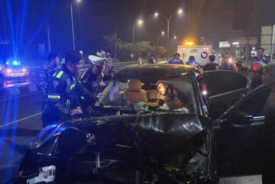 Keadaan kereta mangsa yang mengalami kerosakan selepas terjunam dari lebuh raya belum siap di Gresik pada Sabtu.