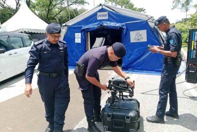 Anggota Unit Dron PGU Bukit Aman bersedia untuk menerbangkan dron di lokasi insiden letupan dan kebakaran Putra Heights di sini pada Isnin.