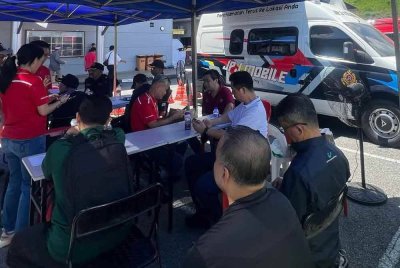 Kaunter Bergerak JPJ Mobile beroperasi pada 3 April hingga 6 April lalu di PPS Dewan Masjid Putra Heights. - Foto JPJ