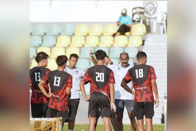 Victor bersama pemain KDA FC giat menjalani latihan di Alor Setar bagi aksi Liga Super di Temerloh pada malam Selasa. - Foto KDA FC