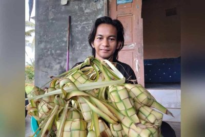 Mohamad Hairul Hazlan menunjukkan sarung ketupat yang ditempah pelanggan.
