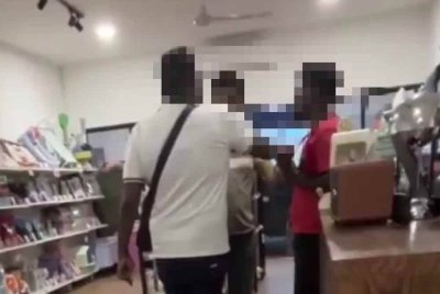 Tangkap layar tular video memaparkan seorang lelaki tempatan menampar seorang lelaki dipercayai warga asing di sebuah pusat penjagaan haiwan di Bandar Indahpura, Kulai baru-baru ini.