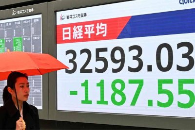 Pasaran saham Asia merudum selepas pengenalan tarif Trump, menyebabkan penurunan besar pada indeks utama seperti Nikkei, Hang Seng, dan SSE Shanghai - Foto: Agensi