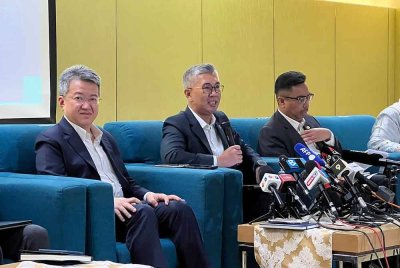 Tengku Zafrul (tengah) ketika sidang akhbar di Menara MITI pada Isnin.