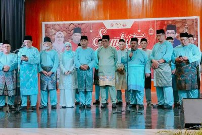 Mohamed Khaled (empat dari kanan) pada Majlis Rumah Terbuka Aidilfitri UMNO Bahagian Kota Tinggi di Dewan Jubli Intan Kota Tinggi pada Isnin.