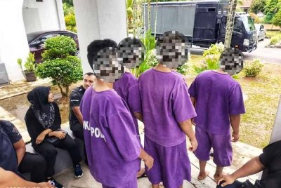 Kesemua suspek direman selama enam hari hingga 12 April ini bagi membantu siasatan. - Foto ihsan PDRM