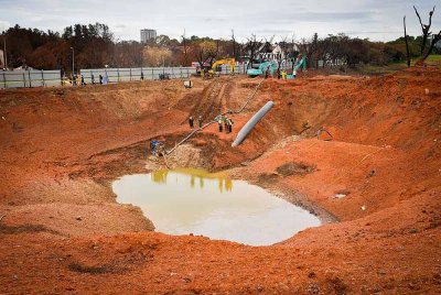 Suasana di sekitar lokasi kejadian letupan dan kebakaran saluran gas di sini, di mana kerja-kerja menyedut keluar air menggunakan pam dari kawah di 'ground zero' dilihat masih dilakukan susulan cuaca hujan beberapa hari ini. Foto Bernama