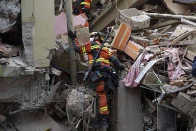 Pasukan Mencari dan Menyelamat China, dan pasukan penyelamat dari Hong Kong China menjalankan operasi mencari dan menyelamat di kediaman Sky Villa di Mandalay, Myanmar. Foto Xinhua