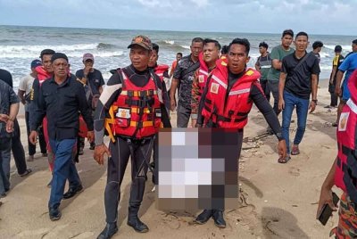 Pasukan bomba mengangkat mayat mangsa lemas di Pantai Tanjung Selangor, Peramu, pada Isnin. Foto Bomba Pahang