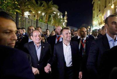 Presiden Mesir Abdel Fattah el-Sisi (dua dari kiri) dan rakan sejawatannya dari Perancis Emmanuel Macron tiga dari kiri) ketika bersiar-siar di kawasan al-Hussein di Kaherah. Foto AFP