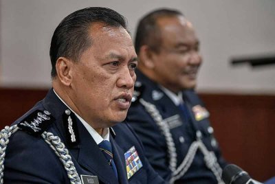 Rusdi (kiri) ketika sidang media selepas Majlis Serah Terima Tugas Ketua Jabatan Siasatan Jenayah Narkotik Polis Kuala Lumpur di Ibu Pejabat Polis Kontinjen (IPK) Kuala Lumpur, pada Isnin. Foto Bernama