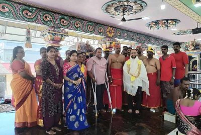 Nushi (empat dari kanan) ketika kunjungan ke kuil Arulmigu Dewi Sri Karumariamman Alayam di Semenyih baru-baru ini. Foto: Facebook Nushi Mahfodz