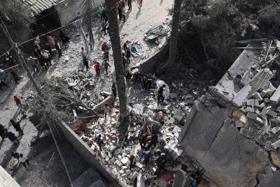 Serangan Israel pada 6 April mengorbankan sekurang-kurangnya 44 orang di Jalur Gaza, dengan salah satu serangan menghentam sebuah bangunan kediaman di Deir al-Balah, mengorbankan beberapa orang, termasuk wanita dan kanak-kanak. Foto AFP