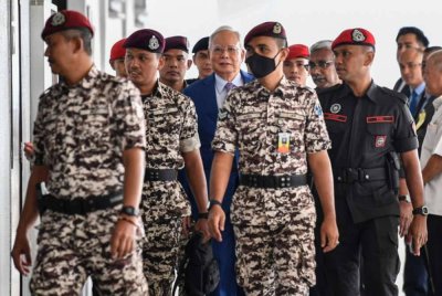 Najib sedang membela diri terhadap empat pertuduhan menggunakan kedudukan beliau untuk memperoleh suapan berjumlah RM2.3 bilion dana 1MDB dan 21 pertuduhan pengubahan wang haram membabitkan jumlah yang sama. Foto Bernama