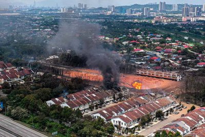 Kebakaran saluran paip gas di Jalan Putra Harmoni Putra Heights. Foto fail Bernama