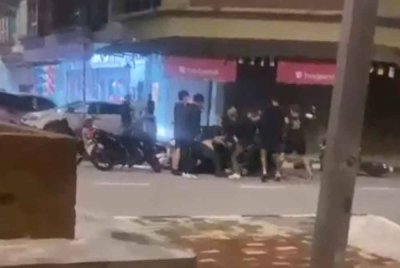 Tangkap layar video menunjukkan rusuhan dipercayai berpunca daripada perselisihan faham berkaitan motosikal yang dirampas dalam kegiatan lumba haram. Foto: ihsan pembaca