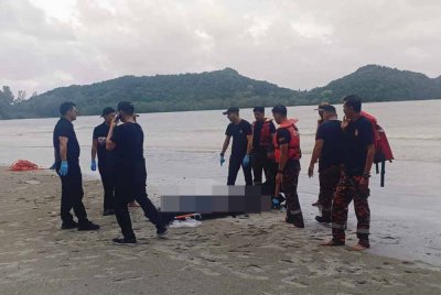 Mayat lelaki warganegara India yang lemas ditemui pada jarak 300 meter dari tempat mangsa dipercayai lemas di Pulau Mawar Mersing. Foto JBPM Johor