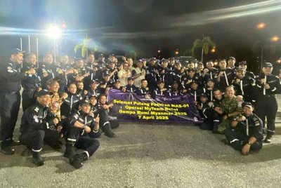 Pasukan SMART yang menyertai Operasi MyTeam Relief Gempa Bumi Myanmar beehambar bersama dalam majlis sambutan di Markas SMART di sini.