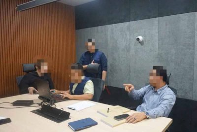 SKMM telah membuka empat kertas siasatan terhadap dua individu yang didapati memuat naik kandungan palsu dan jelik melampau berunsur 3R (perkauman, agama dan institusi diraja) di platform Facebook dan TikTok. Foto SKMM