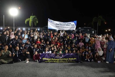Anggota pasukan MAS-01 bergambar kenangan bersama anggota keluarga pada Majlis Menyambut Kepulangan Pasuka MAS-01 SMART, NADMA Operasi MyTeam Relief ke Gempa Bumi Myanmar di Markas Pasukan Penyelamat Khas Malaysia (SMART), Pulau Meranti malam ini.
Majlis turut dihadiri Timbalan Ketua Pengarah Operasi NADMA, Datuk Dr Abdul Gapar Abu Bakar. Foto Bernama